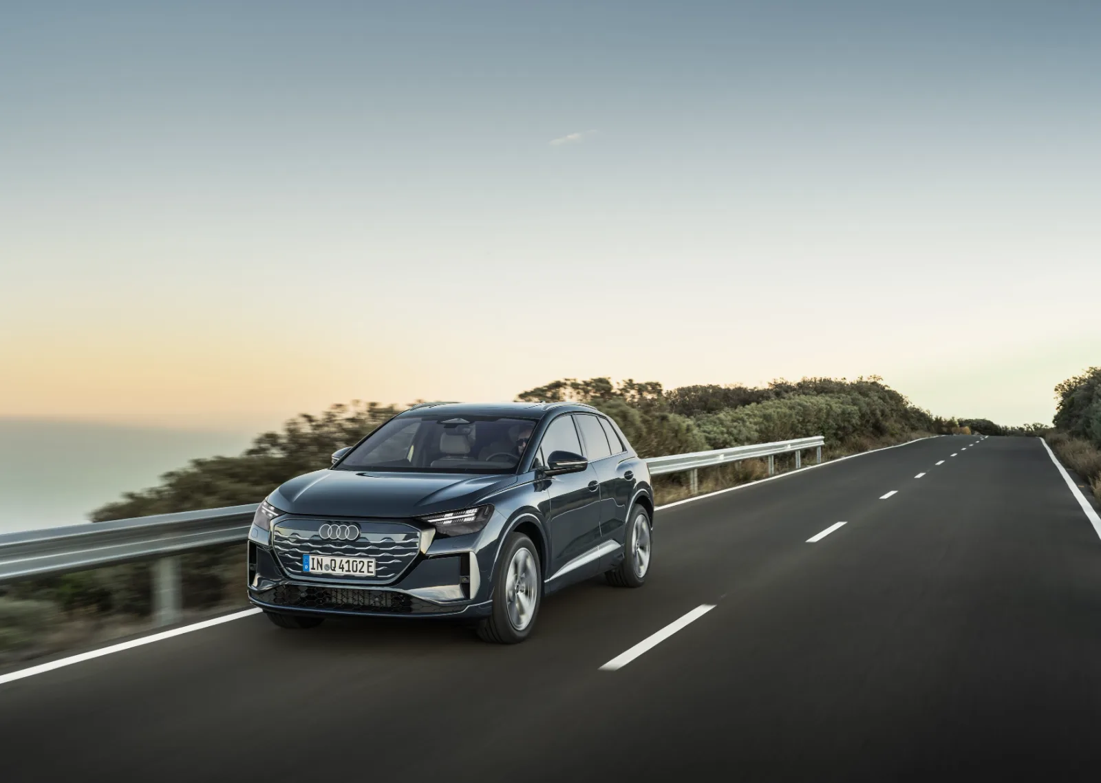 Matrix LED-frontlykt på Audi Q4 e-tron i skumring