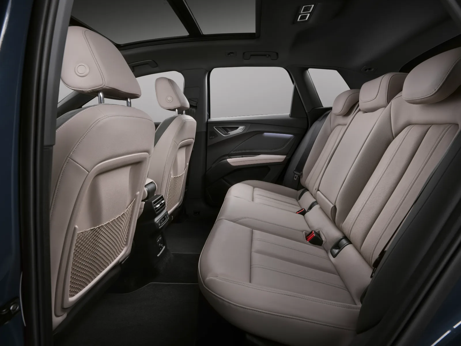 Interiør og seter i Audi Q4 e-tron med lyst skinn og søm